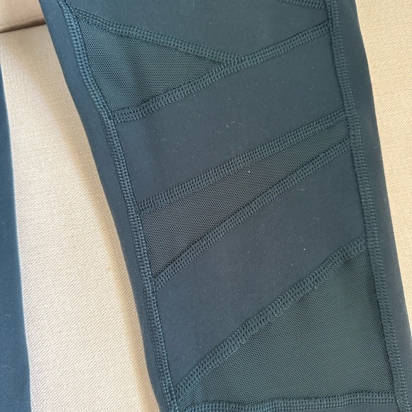 Lululemon Wunder Under high rise tech mesh submarine. Size 2 - Picture 8 of 11